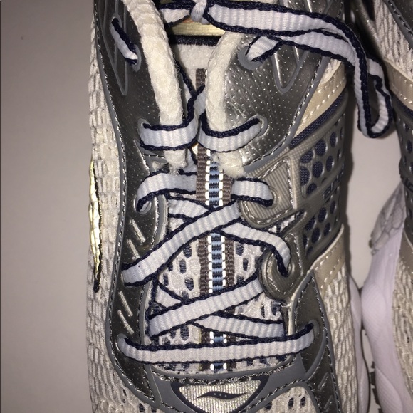 🤾♀️BRAND NEW Saucony Sneakers - Picture 3 of 6